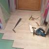 Instalación de suelo laminado sobre aislamiento de fibra de madera y manta antisonido.