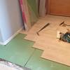 Instalación de suelo laminado sobre aislamiento de fibra de madera y manta antisonido.