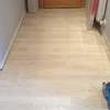Instalación de suelo laminado sobre aislamiento de fibra de madera y manta antisonido.