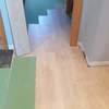 Instalación de suelo laminado sobre aislamiento de fibra de madera y manta antisonido.