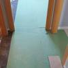 Instalación de suelo laminado sobre aislamiento de fibra de madera y manta antisonido.
