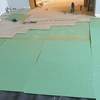 Instalación de suelo laminado sobre aislamiento de fibra de madera y manta antisonido.