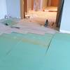 Instalación de suelo laminado sobre aislamiento de fibra de madera y manta antisonido.
