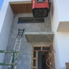 INSTALANDO PUERTA Y TECHO DE IROKO EN CASA UNIFAMILIAR.