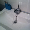 Lavabo con grifo de diseño tipo cascada