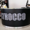 Logo de la empresa con vinilo de impresión.