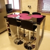 Mesa de cocina con taburetes