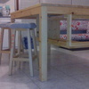 MESA DE PINO PARA COCINA CON TABURETES A CONJUNTO DECORADOS