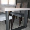 Mesa sillas y papel