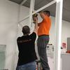 Montaje de mamparas de aluminio en oficina