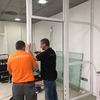 Montaje de mamparas de aluminio en oficina