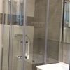 MONTAJE DE NUEVA MAMPARA UNA VEZ ALICATADO EL BAÑO