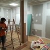 Montaje suelo laminado en columnas