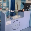 Mostrador de Tienda y Estantería con Vitrina