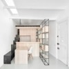 Mueble a medida contenedor de la cocina, mesa de comedor, librería y altillo