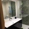 Mueble de baño con espejo.
