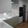 MUEBLES DE COCINA EN LAMINADO Y ENCIMERA KRION SNOW WHITE