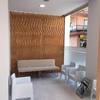 Fabricar un cuarto tratero de panel de sandwich lacado en blanco en un patio