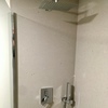 panelado aplacado de silestones con rociador empotrado pared