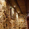 Pared de piedra y techo de madera