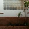 Pared de vidrio, tejas, zócalo, bordillo, pasta fina y suelo