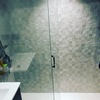Pared decorada en baño