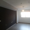 Pared frontal empapelado.