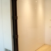 Pared transición al salón con viga recuperdada