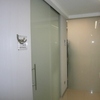 Paredes y puertas de Clínica en cristal blanco