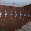 Paret en acero corten en sala de fiestas
