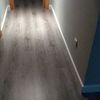 parquet con zocalo blanco
