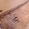 Parquet levantado por humedad,  este es el que esta debajo de la tarima