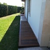Pasillo exterior realizado con tarima.