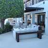 Pérgola con vigas de madera 