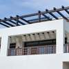 Pérgola con vigas de madera 