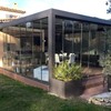 Pérgola de aluminio o inoxidable con toldo corredero y cerramiento de cristal