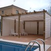 Pérgola de madera con toldo y cortinas tensadas