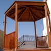 Pérgola hexagonal con techo de madera