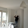 Pintando techo de habitación después de saneamiento