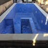 Piscina con sistema de seguridad antisucción en sumideros de piscina