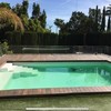Piscina en gresite blanco.