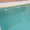 Piscina recién llenada.