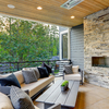 Porche con chimenea y pared de piedra