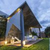 Porche con luz ambiental