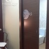 Puerta con señalética.