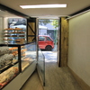 Puerta de entrada y escaparate en cristal y aluminio de 3 metros de fachada por 2.5 de altura