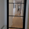 Puerta de hierro y cristal con cuarterones