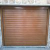 Puerta de imitacion madera clara con remates