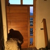 PUERTA DE IROKO PARTE INTERIOR EN PLENA INSTALACION
