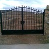 Puerta entrada finca con forja artística y chapa.